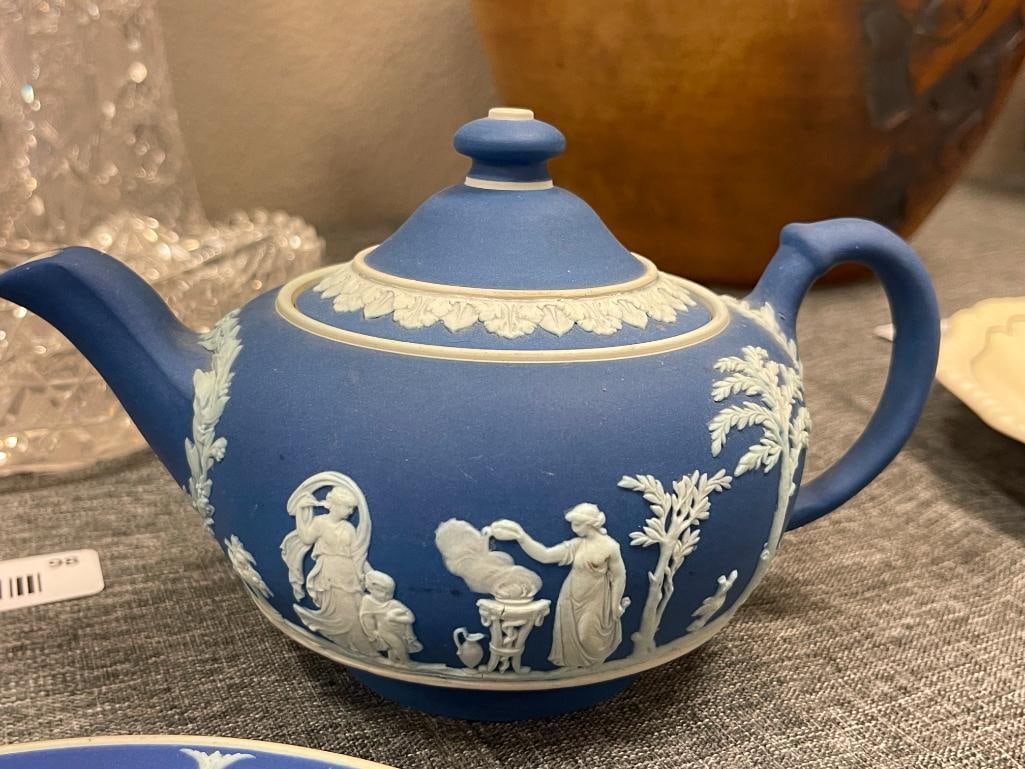VINTAGE WEDGWOOD BUE AND WHITE JASPER WARE CHINA CREAMER, TEAPOT AND PLATE - 2