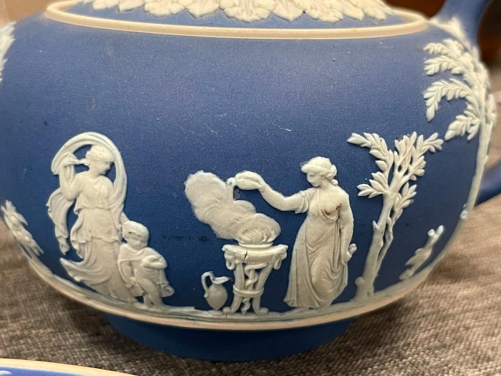 VINTAGE WEDGWOOD BUE AND WHITE JASPER WARE CHINA CREAMER, TEAPOT AND PLATE - 3
