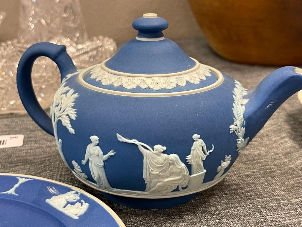 VINTAGE WEDGWOOD BUE AND WHITE JASPER WARE CHINA CREAMER, TEAPOT AND PLATE - 4