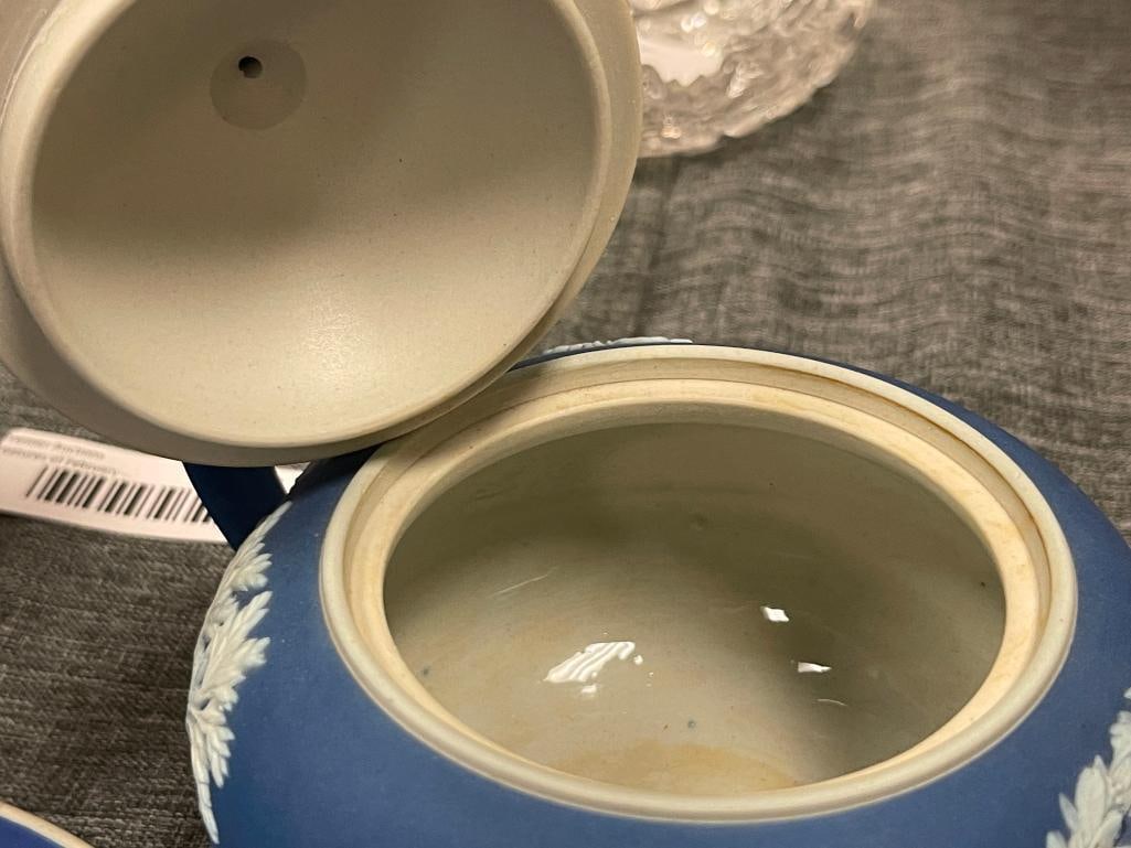 VINTAGE WEDGWOOD BUE AND WHITE JASPER WARE CHINA CREAMER, TEAPOT AND PLATE - 5