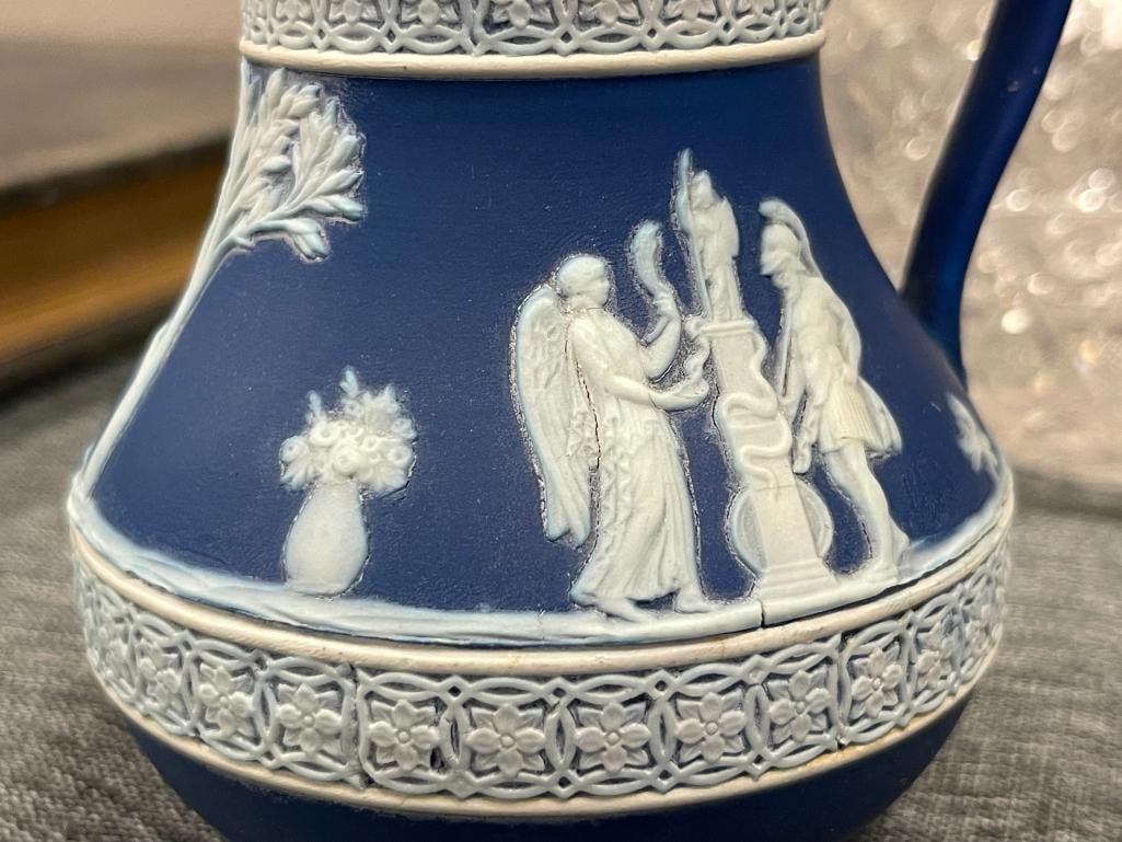 VINTAGE WEDGWOOD BUE AND WHITE JASPER WARE CHINA CREAMER, TEAPOT AND PLATE - 8