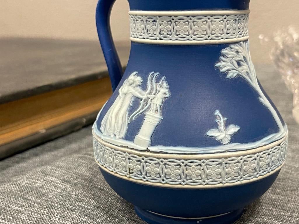 VINTAGE WEDGWOOD BUE AND WHITE JASPER WARE CHINA CREAMER, TEAPOT AND PLATE - 9