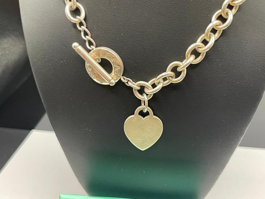 TIFFANY & CO. DESIGNER SIGNED STERLING SILVER HEART CHARM NECKLACE FEATURING TOGGLE CLASP - 2