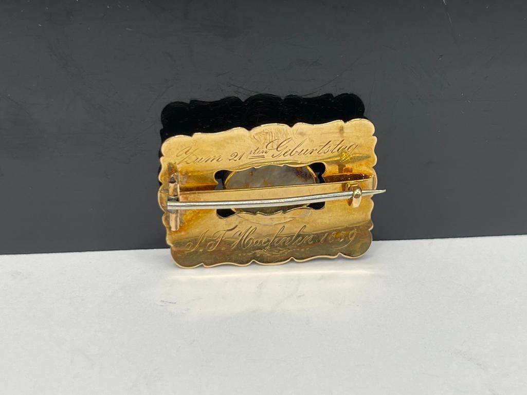 ANTIQUE 1859 DATED 14K YELLOW GOLD BROOCH FEATURING A GOLD AND QUARTZ SPECIMEN IN CENTER - 4