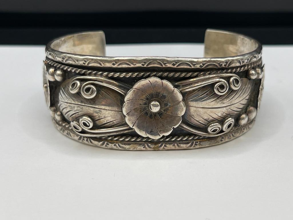 VINTAGE NAVAJO FRED JAMES ARTIST SIGNED STERLING SILVER SQUASH BLOSSOM CUFF BRACELET - 2