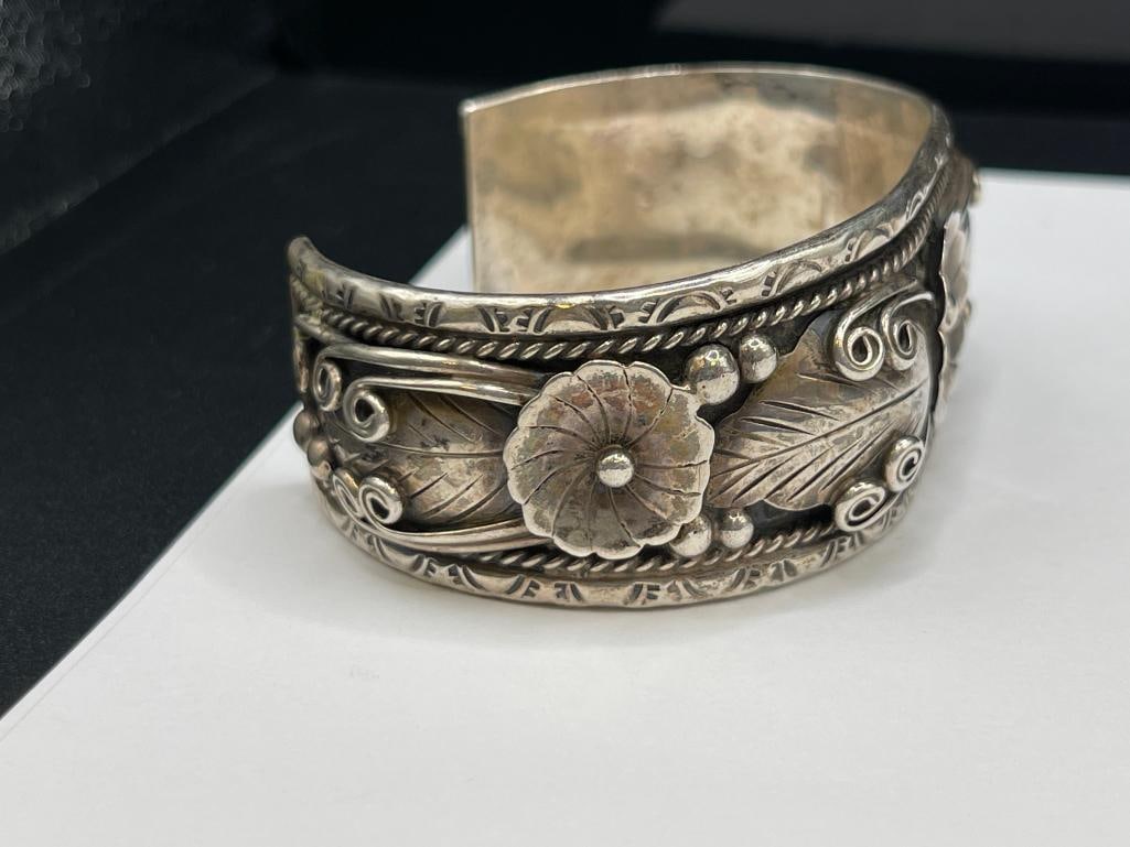 VINTAGE NAVAJO FRED JAMES ARTIST SIGNED STERLING SILVER SQUASH BLOSSOM CUFF BRACELET - 3