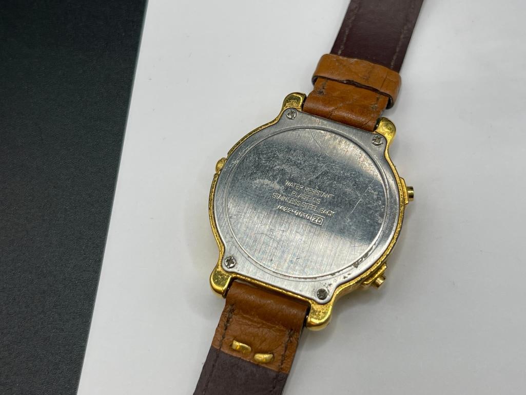 DISNEY MICKEY MOUSE LORUS QUARTZ WRISTWATCH AND GOLD TONE RHINESTONE DISNEY MICKEY MOUSE EARRINGS - 4