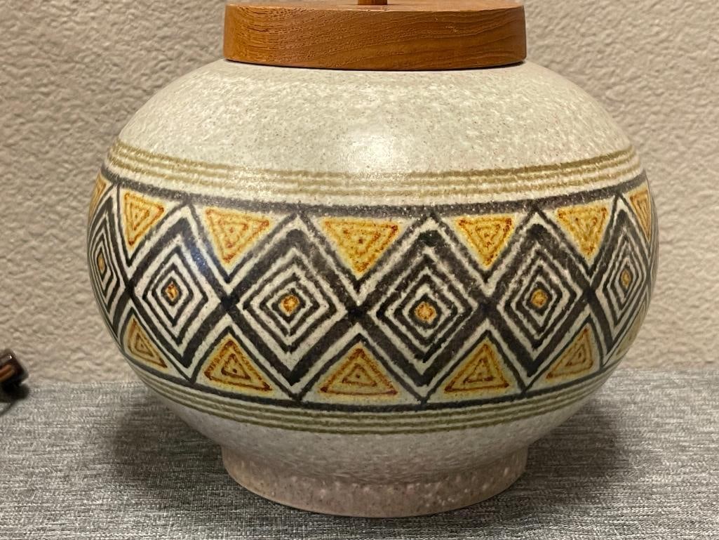 VINTAGE MID-CENTURY 1960'S ITALIAN POTTERY JAR DESIGNED BY ALVINO BAGNI FOR RAYMOR WITH WOODEN LID - 2