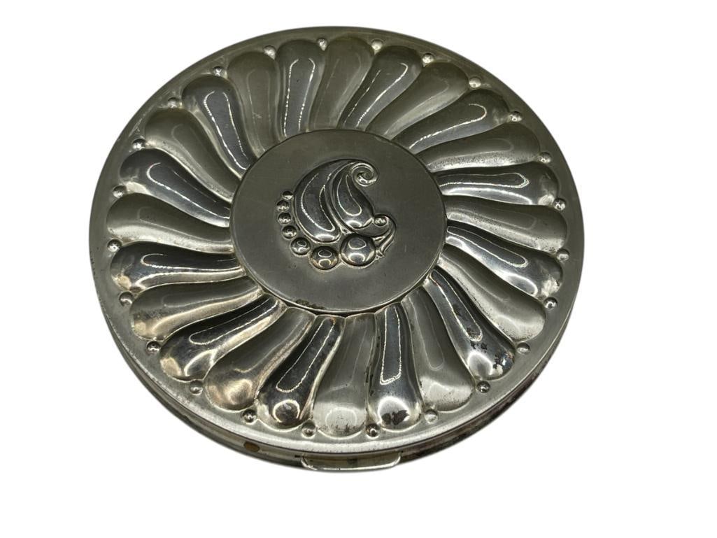 VINTAGE STERLING SILVER LADIES COMPACT FEATURING RIBBED DESIGN AND PATTERN ON BACK (1 of 7)