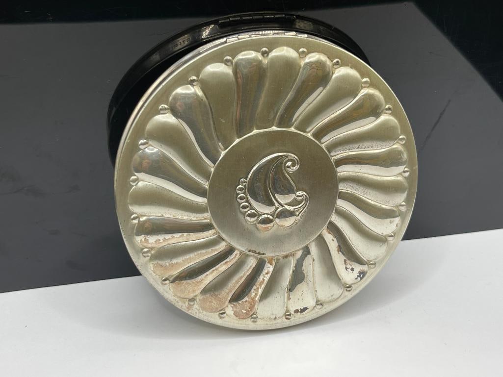 VINTAGE STERLING SILVER LADIES COMPACT FEATURING RIBBED DESIGN AND PATTERN ON BACK - 2