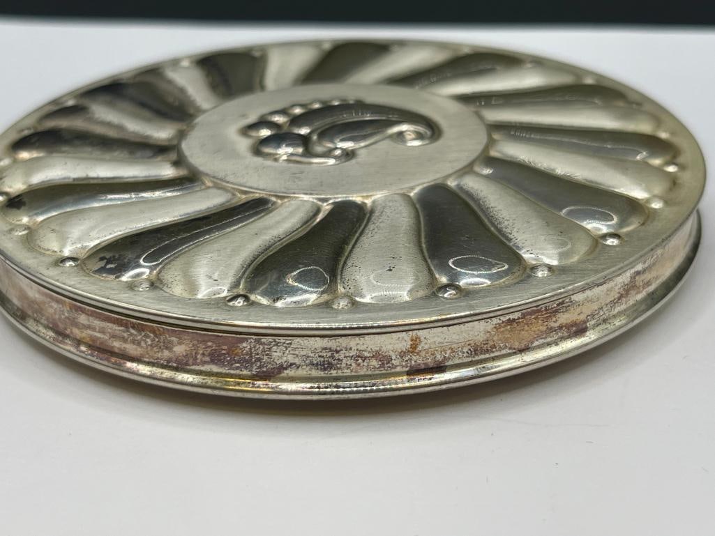 VINTAGE STERLING SILVER LADIES COMPACT FEATURING RIBBED DESIGN AND PATTERN ON BACK - 3