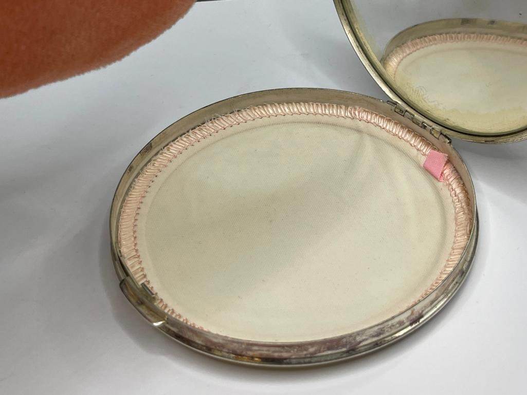 VINTAGE STERLING SILVER LADIES COMPACT FEATURING RIBBED DESIGN AND PATTERN ON BACK - 5