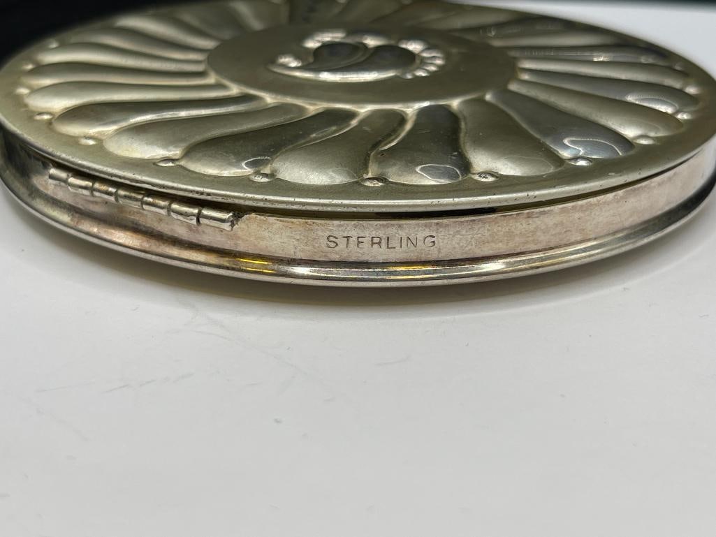 VINTAGE STERLING SILVER LADIES COMPACT FEATURING RIBBED DESIGN AND PATTERN ON BACK - 7