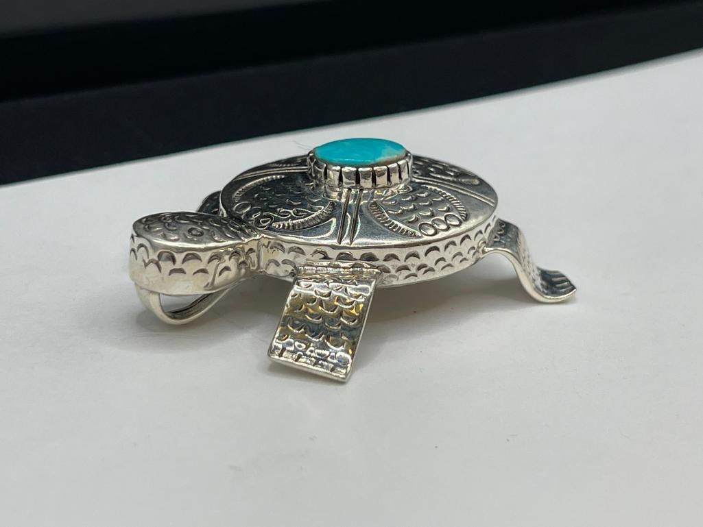 ORNATE STERLING SILVER STAMPED DESIGNED TURQUOISE FIGURAL TURTLE BROOCH / PENDANT - 2