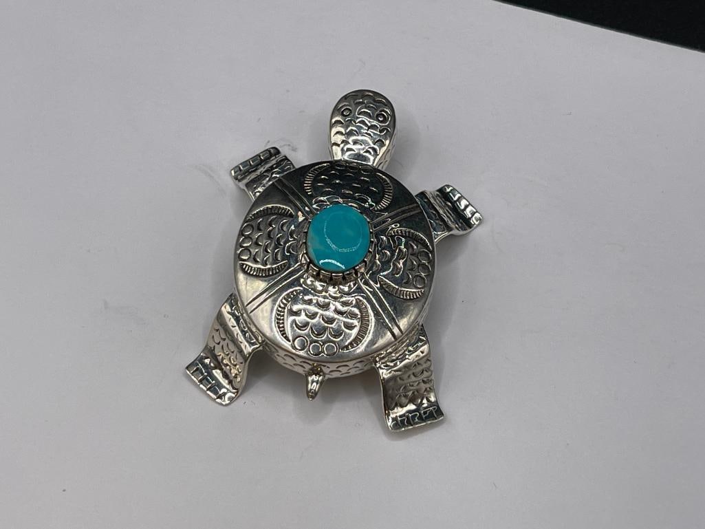 ORNATE STERLING SILVER STAMPED DESIGNED TURQUOISE FIGURAL TURTLE BROOCH / PENDANT - 3