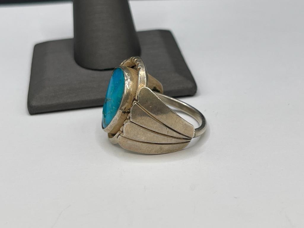 VINTAGE MEN'S STERLING SILVER TURQUOISE RING FETURING NATIVE AMERICAN DESIGN - 3