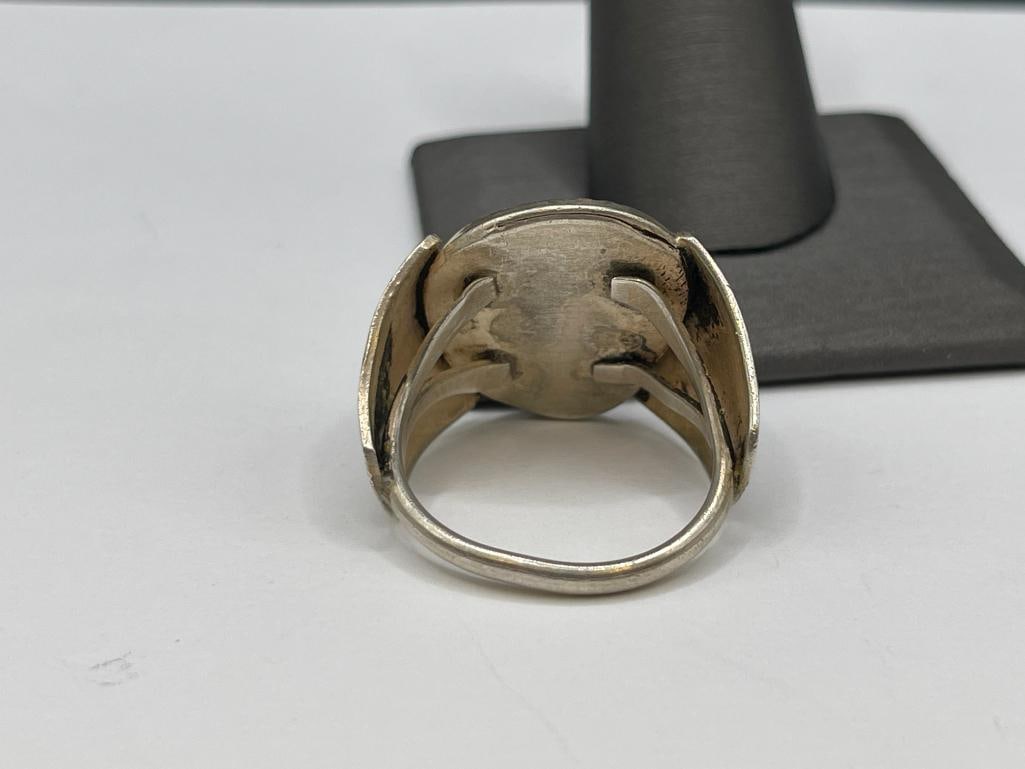 VINTAGE MEN'S STERLING SILVER TURQUOISE RING FETURING NATIVE AMERICAN DESIGN - 4