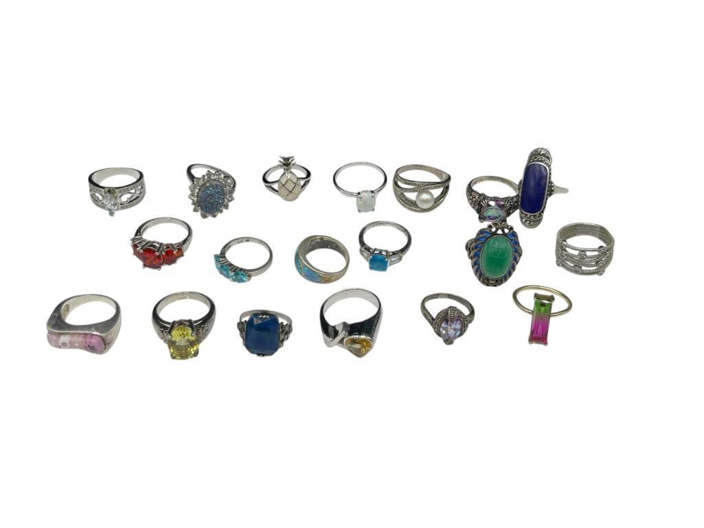 ASSORTED STERLING SILVER FASHION RINGS INCLUDING DRUZY, LAPIS, SIMULATED STONES, AND MORE: SOME ARE SIGNED VARIOUS SIZES, 98.19 GRAMS 