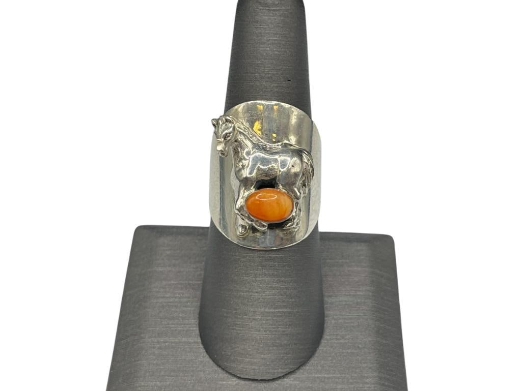 VINTAGE SIGNED STERLING SILVER RING FEATURING FIGURAL HORSE IN RELIEF WITH SPINY OYSTER: SIGNED "WR" BY ARTIST SIZE 8, 1" FRONT, 11.57 GRAMS