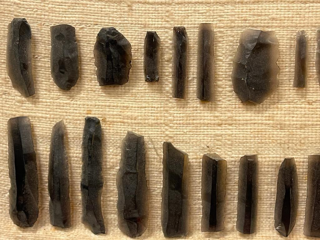 20 KNAPPED OBSIDIAN GUATEMALEN MESO AMERICA PRISMATIC KNIFE BLADES / TOOLS FOUND NEAR KAMINAL JUJU - 2
