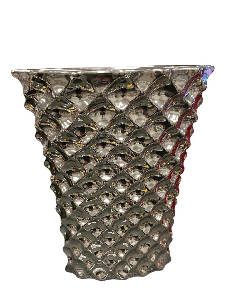 Z GALLIERIE PATRON SILVER GEOMETRIC DESIGN CERAMIC VASE IN CHROME FINISH: 15 1/2" H, 13 1/2" WIDE