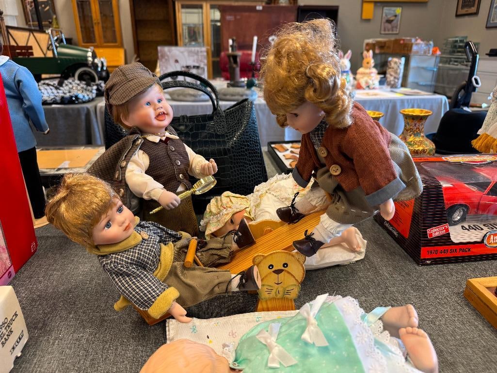 FIVE PORCELAIN DOLLS WITH OUTFITS AND ACCESORIES - 8