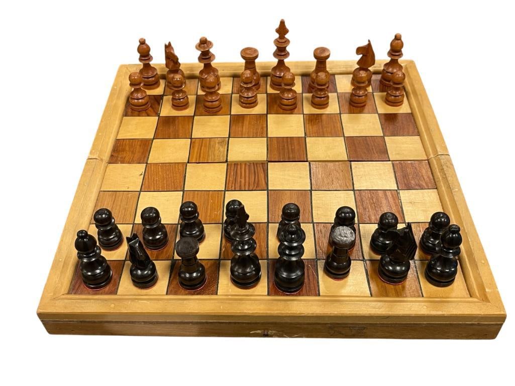 VINTAGE CLASSIC HAND CARVED WOODEN CHESS SET WITH GAMEBOARD STORAGE CASE (1 of 1)