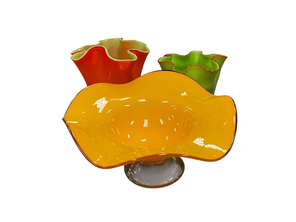 TELEFLORA AND GORGEOUS DESIGNS ART GLASS RUFFLED RIM BOWLS IN VIBRANT COLORS: TELEFLORA BOWL HAS APPLIED CLEAR BASE 5", 5 3/4, AND 9" ROUND 