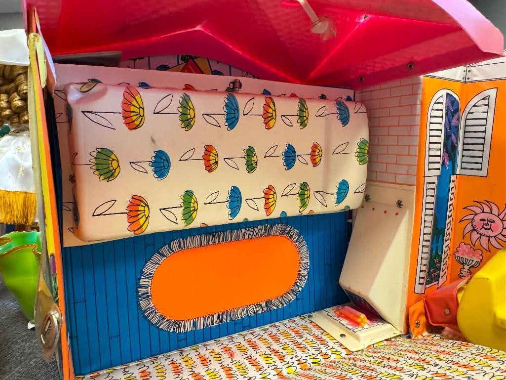 1966 THE WORLD OF BARBIE HOUSE BY MATTEL VINYL AND PLASTIC PLAYHOUSE - 8
