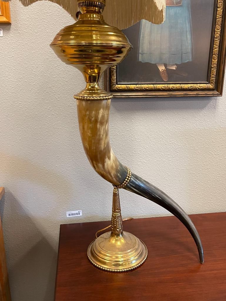 1970'S UNIQUE BRASS AND LARGE STEERHORN TABLE LAMP POSSIBLY CHAPMAN MANUFACTURING - 2