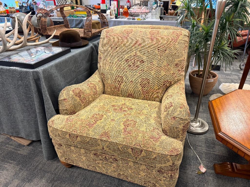 ETHAN ALLEN DESIGNER TRADITIONAL STYLE UPHOLSTERED ACCENT CHAIR FEATURING BROCADE FABRIC - 2