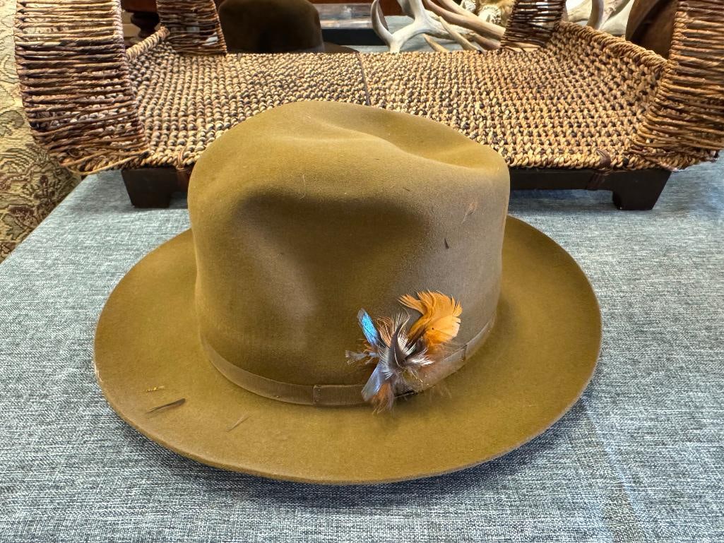VINTAGE STETSON ROYAL DE LUXE FELT HAT WITH FEATHER ACCENT ON HAT BAND - 2