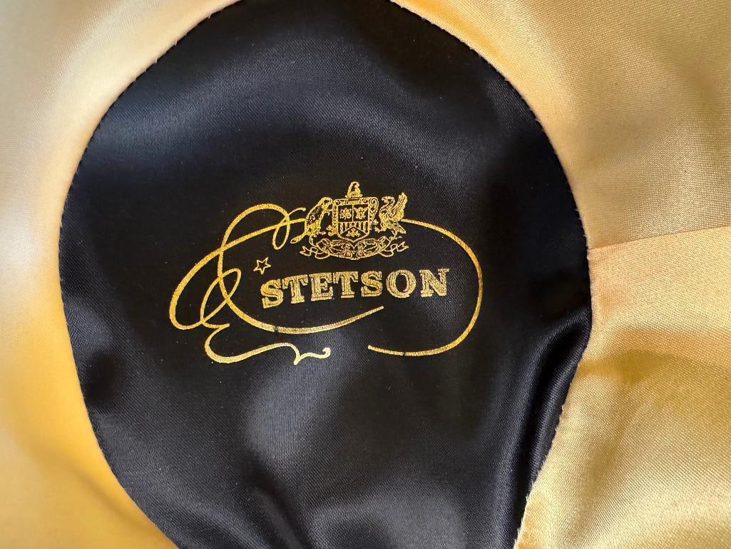 VINTAGE STETSON ROYAL DE LUXE FELT HAT WITH FEATHER ACCENT ON HAT BAND - 4