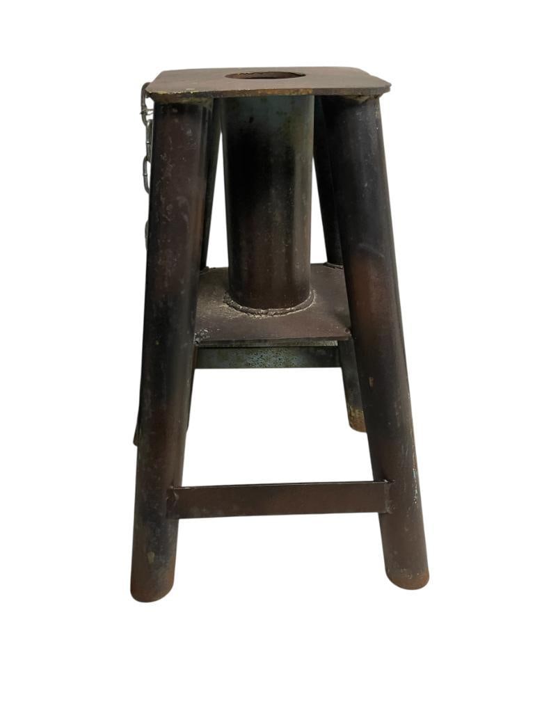 ANTIQUE HEAVY-DUTY CAST-IRON ANVIL STAND WITH PIN (1 of 6)