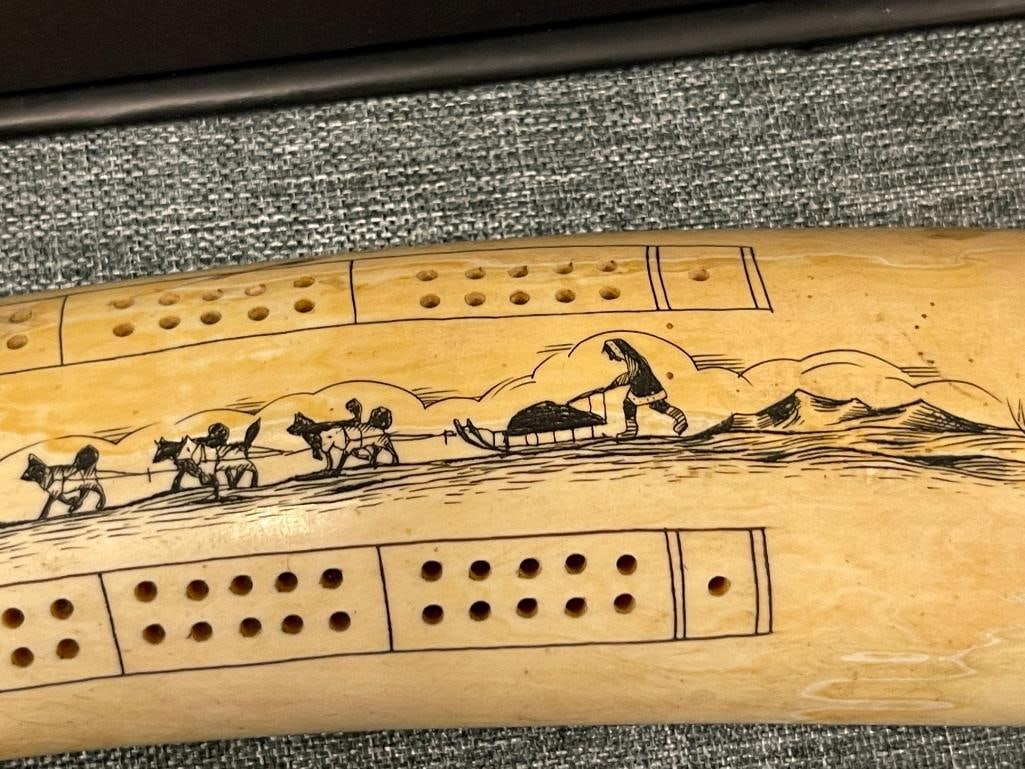 ANTIQUE INUIT SCRIMSHAW CRIBBAGE BOARD ILLUSTRATED CARVINGS OF SNOWSLED - 4