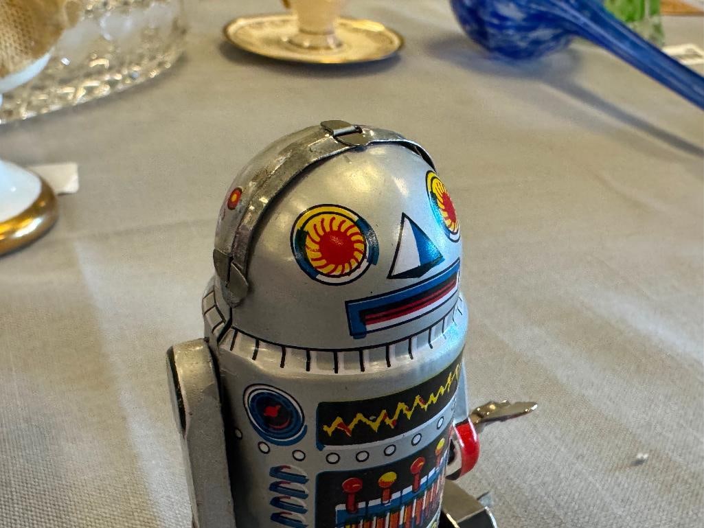 VINTAGE ROBOT-7 WIND-UP MECHANICAL WALKING TIN TOY ROBOT INCLUDING ORIGINAL BOX - 8