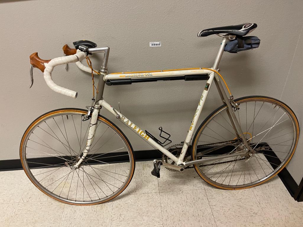 1980'S RALEIGH COMPETITION ROAD BICYCLE FEATURING REYNOLDS 531 STEEL FRAME AND SHIMANO 600 BRAKES - 2