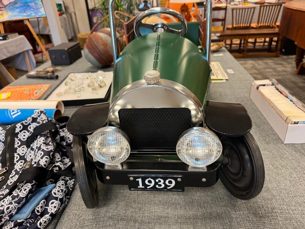 VINTAGE STYLED FORD MODEL PICKUP REPRODUCTION CHILDRENS PEDAL CAR - 3