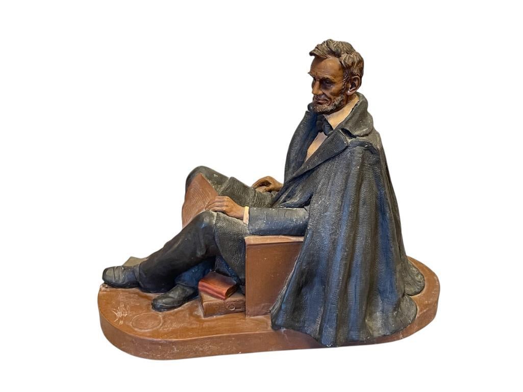 1989 TOM CLARK CAIRNS STUDIO LIMITED EDITION ABRAHAM LINCOLN GREAT PEOPLE IN HISTORY STATUE: EDITION NO. 79/6000 PIECES, STAMP SIGNED ON THE BOTTOM OF THE FIGURE, PLUS PEN SIGNED ON THE BASE, DEPICTS ABRAHAM LINCOLN SEATED SURROUNDED BY BOOKS, WITH LABEL ON BOTTOM FROM ETNYRE JEWELERS AND
