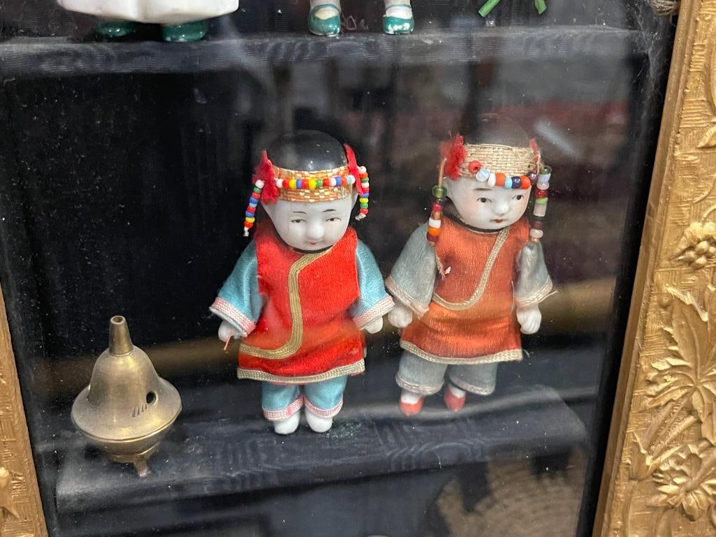 ANTIQUE GILT WOOD FRAMED FOLIATE DESIGN SHADOWBOX FRAME FEATURING ANTIQUE PORCELAIN DOLLS - 5