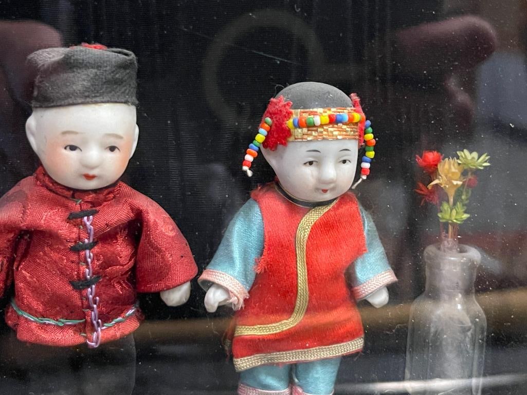 ANTIQUE GILT WOOD FRAMED FOLIATE DESIGN SHADOWBOX FRAME FEATURING ANTIQUE PORCELAIN DOLLS - 7