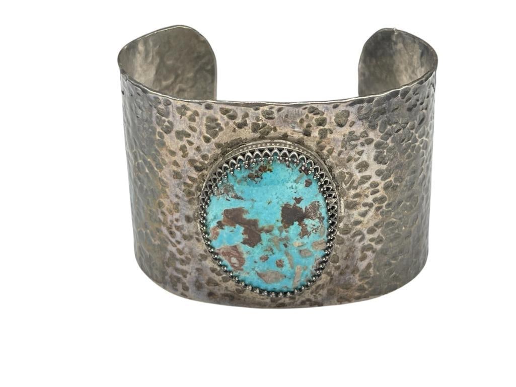 VINTAGE STERLING SILVER HAMMERED CUFF BRACELET FEATURING AN OVAL SHAPED TURQUOISE IN CENTER (1 of 4)