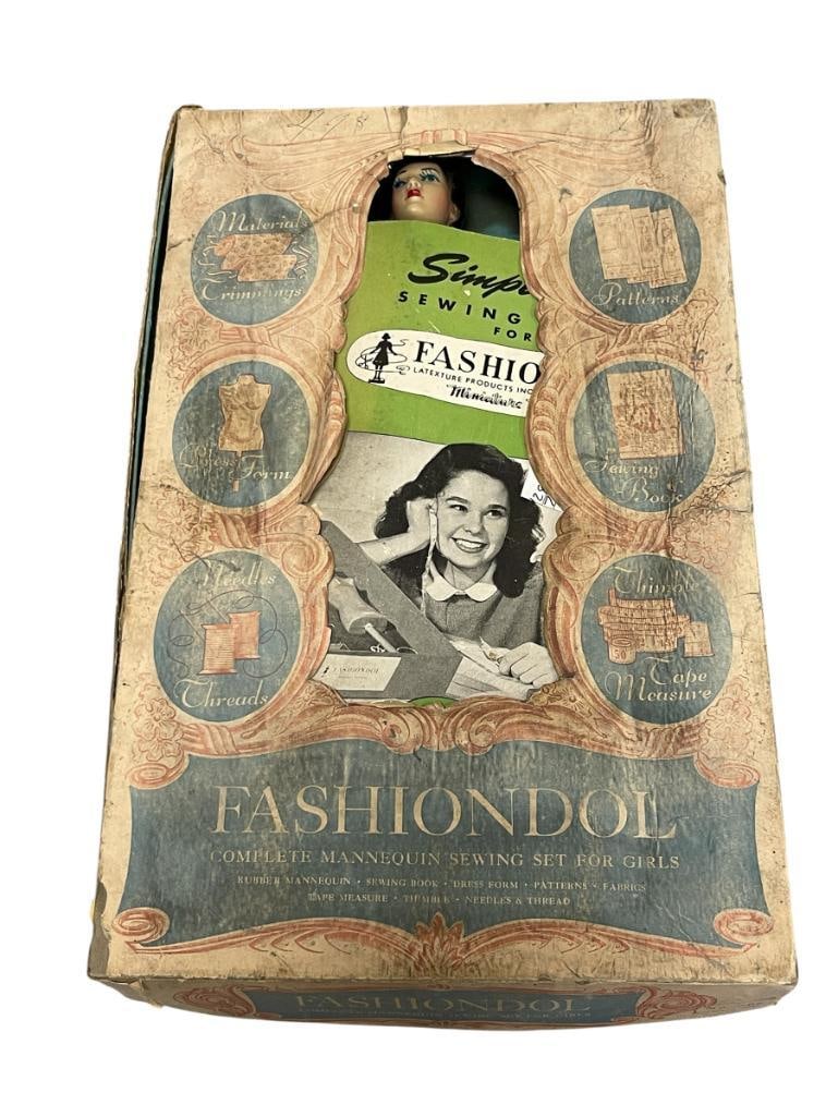 1940'S SIMPLICITY FASHIONDOL MANNEQUIN SEWING SET FOR GIRLS: SET INCLUDES THREE DOLLS, TWO ARE COMPOSITE, ONE IS VINYL, ONE DOLL IS MISSING AN ARM AND OTHER ARM IS DAMAGED, INCLUDES THREE SIMPLICITY SEWING BOOKS, ORIGINAL BOX IS INCLUDED, BUT IN POOR CONDITION