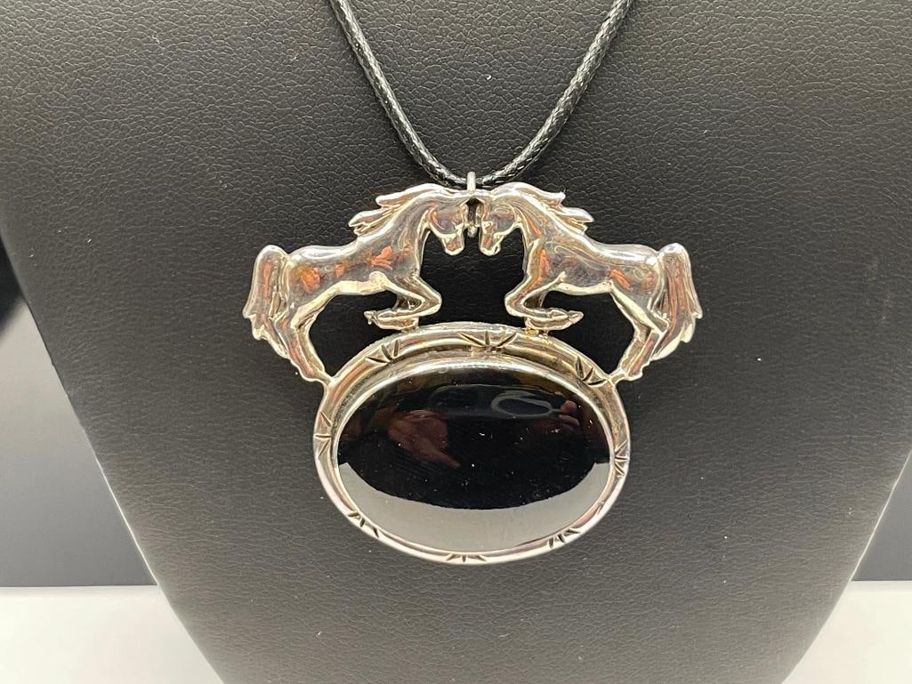VINTAGE DESIGNER SIGNED STERLING SILVER AND BLACK ONYX WESTERN HORSE MOTIF PENDANT NECKLACE - 2