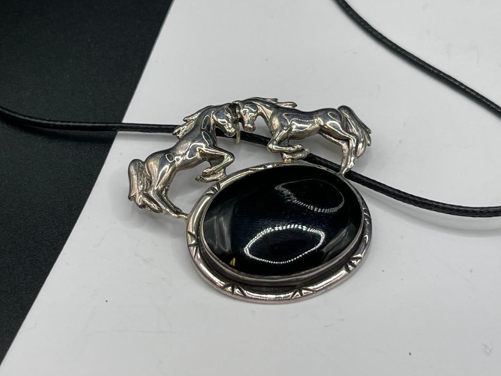 VINTAGE DESIGNER SIGNED STERLING SILVER AND BLACK ONYX WESTERN HORSE MOTIF PENDANT NECKLACE - 3