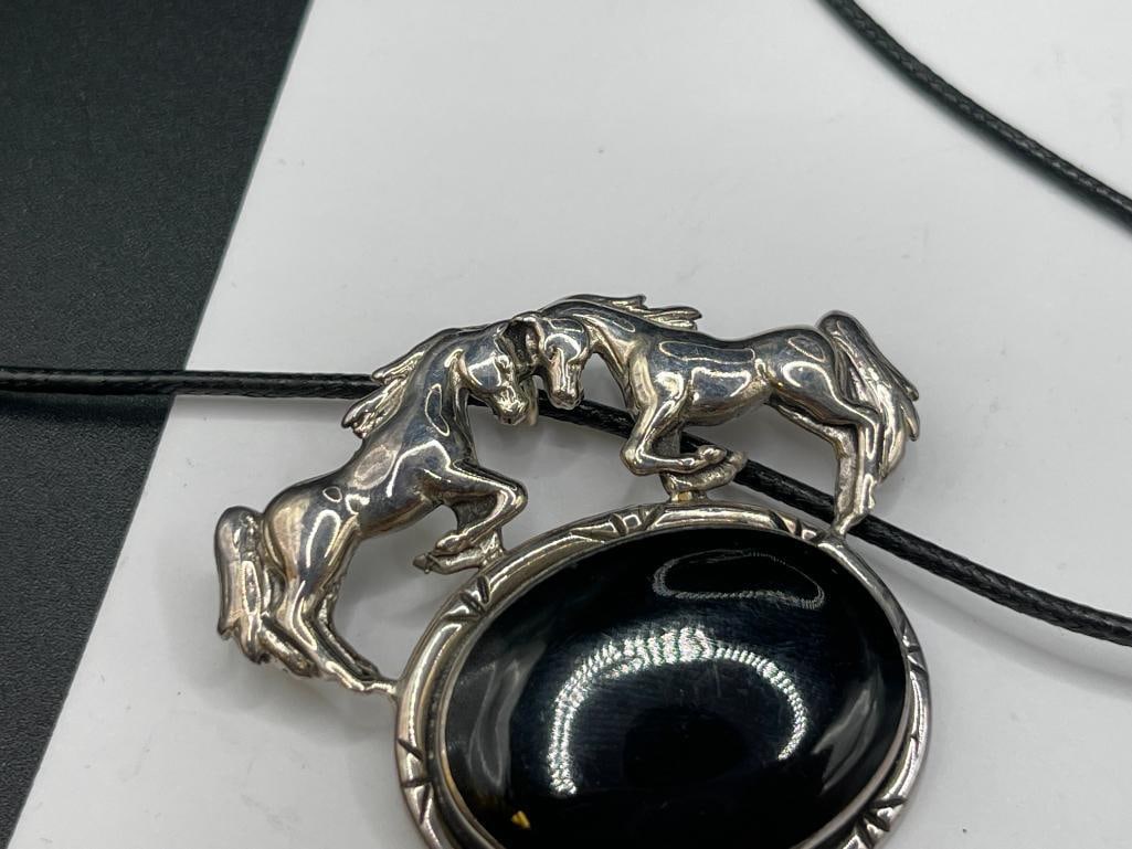 VINTAGE DESIGNER SIGNED STERLING SILVER AND BLACK ONYX WESTERN HORSE MOTIF PENDANT NECKLACE - 4