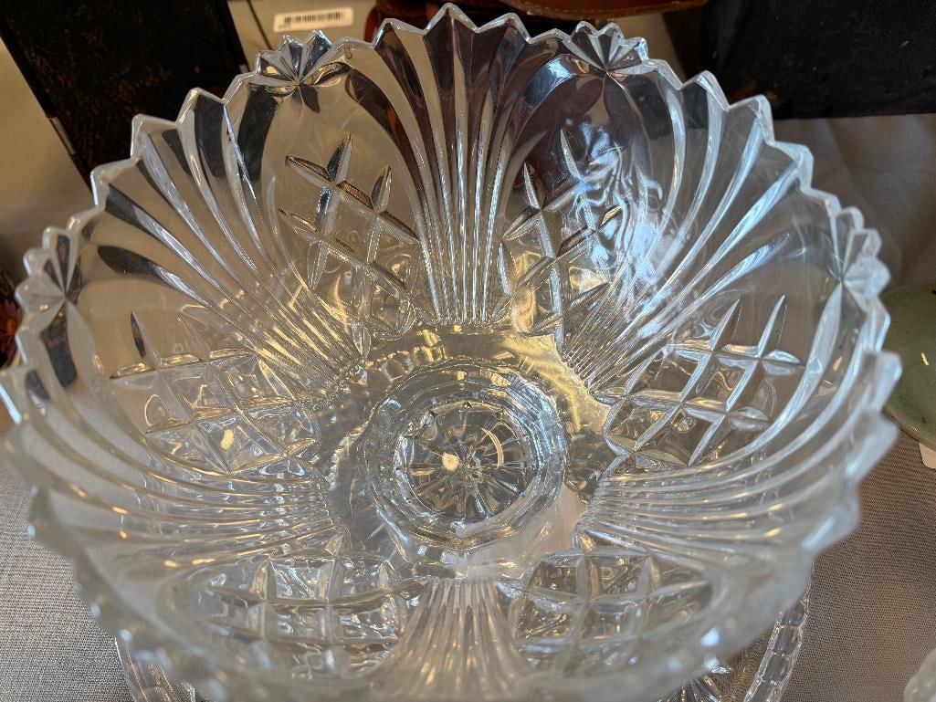 SIX PIECES OF GLASSWARE SERVINGS BOWLS, CENTERPIECE BOWL, WHEEL CUT PLATTER - 19