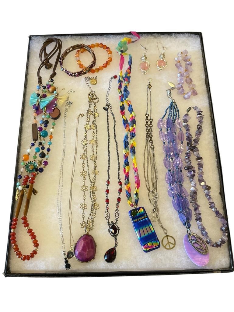 14 PIECES OF WOMANS ASSORTED JEWELRY BRACELETS, EARRINGS, NECKLACES: INCLUDES AMETHYST BEADED NECKLACE, ROSE QUARTZ ARTISAN EARRINGS, BEADED NECKLACES, ETC. 