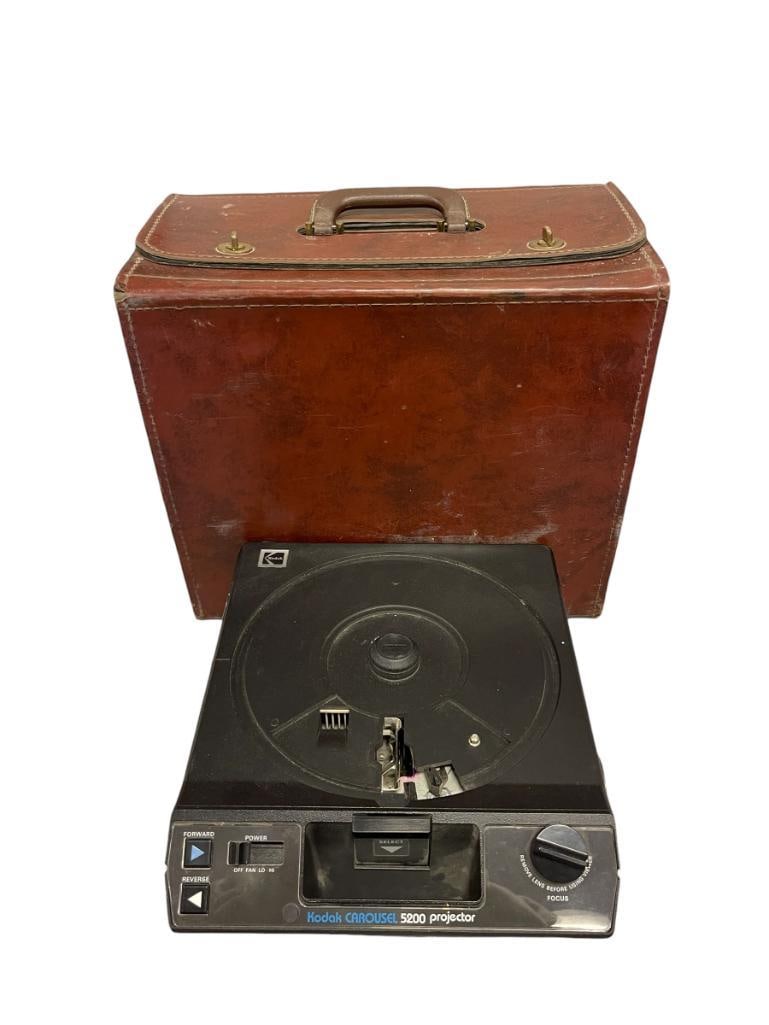 VINTAGE KODAK CAROUSEL 5200 SLIDE PROJECTOR WITH KODAK STORAGE / TRAVEL CASE (1 of 8)