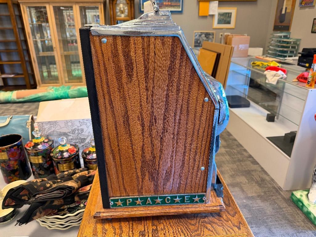 VINTAGE CIRCA 1980'S PACE ROLL-A-TOP ALUMINUM 10 CENT / DIME SLOT MACHINE FROM HARRAH'S CASINO - 10